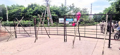 దుర్గానగర్‌ వద్ద రోడ్డు మూసివేత 
