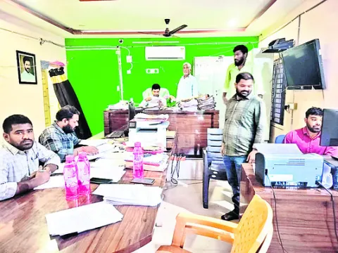 దరఖాస్తులను త్వరితగతిన పరిష్కరించాలి