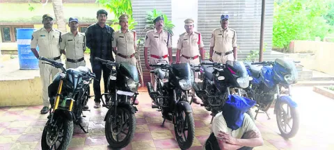 చోరీ చేసిన బైక్‌లపై తిరుగుతూ.. 