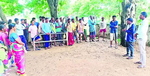ప్రభుత్వ భూమి గిరిజనులకే దక్కాలి 