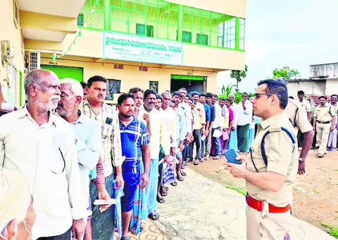 భూమి ఆధారంగా యూరియా పంపిణీ