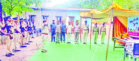 అధికార లాంఛనాలతో లక్కీ అంత్యక్రియలు 