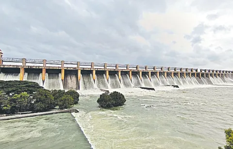 Heavy rains caused floodwaters to overflow into the Tungabhadra reservoir 