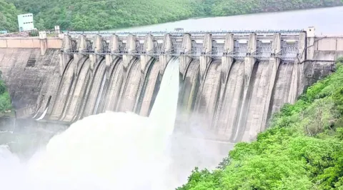 శ్రీశైలంలో ఒక గేట్‌ పైకెత్తి.. 
