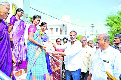 మంత్రి గారూ... సమస్యలు పరిష్కరించండి ! 