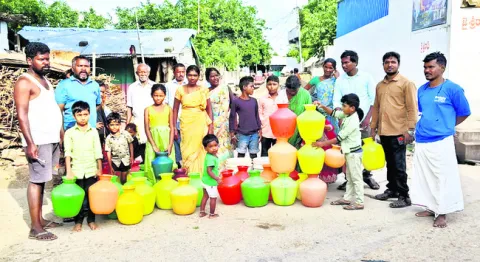 తాగునీటి కోసం ఖాళీ బిందెలతో నిరసన 