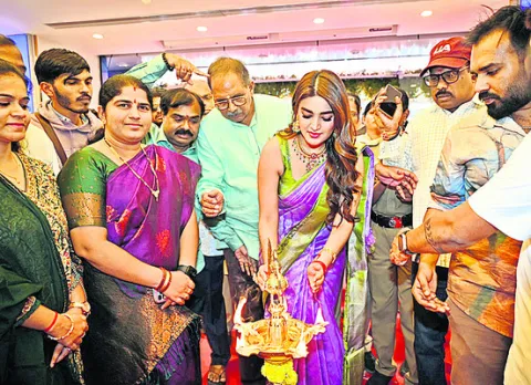 వేడుకగా చందన షాపింగ్‌ మాల్‌ ప్రారంభం 