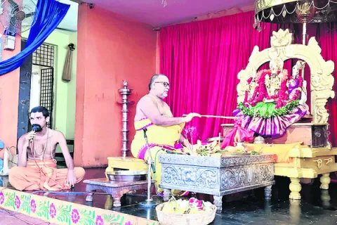 రామయ్యకు  సువర్ణ పుష్పార్చన