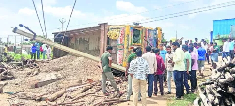 విద్యుత్‌ స్తంభాలను ఢీకొన్న లారీ
