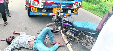 బైక్‌ను ఢీకొట్టిన లారీ