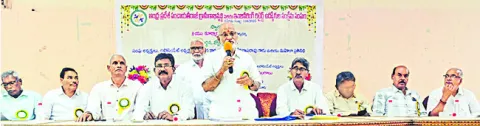 విశ్రాంత ఉద్యోగుల సమస్యల పరిష్కారానికి కృషి 
