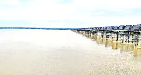 మేడిగడ్డకు పెరిగిన వరద