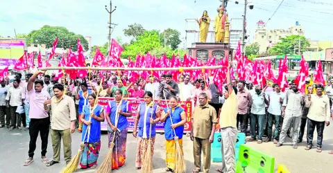 ఉరితాళ్లతో మున్సిపల్‌ కార్మికుల నిరసన 