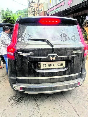 రివాల్వర్‌తో  బెదిరించి..
