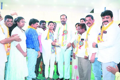 ఏకాగ్రతతో చదివి లక్ష్యం అధిగమించాలి 