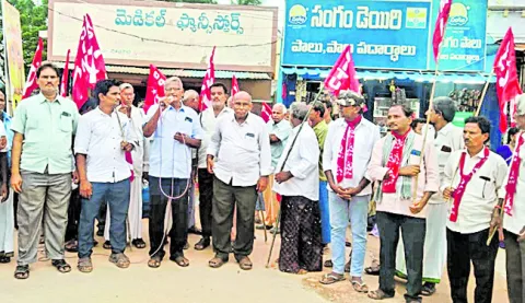 టీడీపీ నుంచి మొగల్‌ జాన్‌ను సస్పెండ్‌ చేయాలి 