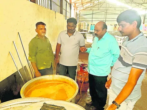 స్కూల్‌ విద్యార్థులకు   వేడి భోజనం వడ్డించాలి