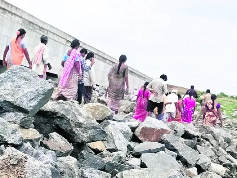 పెద్ద రాళ్లను తొలగించాలి