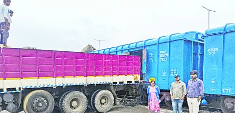 కర్ణాటకకు 42 బోగీల బియ్యం రవాణా