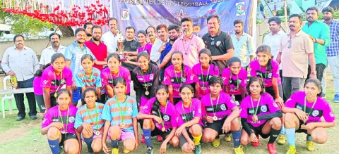 ఫుట్‌బాల్‌ విజేతగా అనంతపురం జట్టు 
