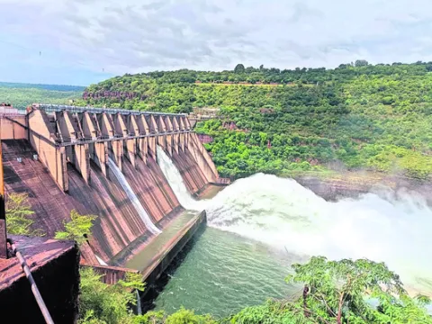 ఒక క్రస్ట్‌ గేటు నుంచి నీటి విడుదల
