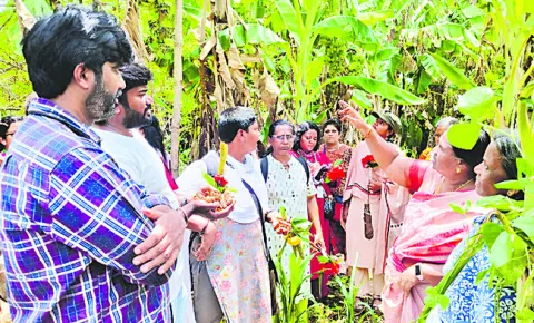 ప్రకృతి వ్యవసాయ క్షేత్రాలను సందర్శించిన కేరళ బృందం