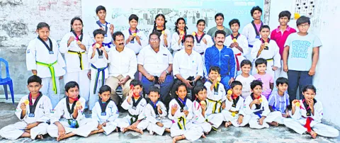 తైక్వాండో పోటీల్లో 15 మందికి బంగారు పతకాలు 