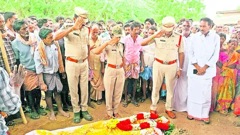 రైలులో నుంచి జారిపడి  కానిస్టేబుల్‌ మృతి 