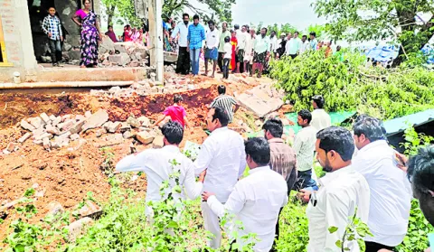 రాష్ట్రంలో రెడ్‌బుక్‌ రాజ్యాంగం నడుస్తోంది 