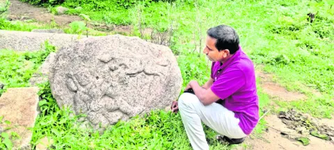 పాన్‌గల్‌ కోటలో పులివేట వీరగల్లు ప్రతిమ 