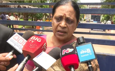 Family Members Meet MP Mithun Reddy At Rajahmundry Jail6