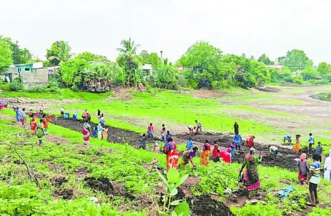 అందని ఉపాధి