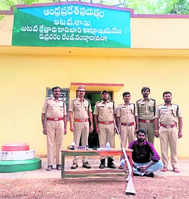 దుప్పిని వేటాడి.. మాంసాన్ని విక్రయించి!