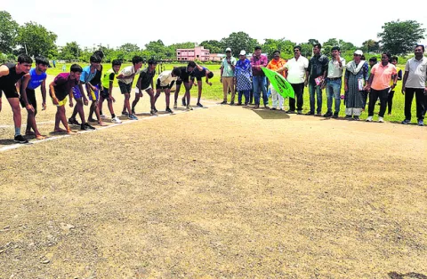 జిల్లాస్థాయి అథ్లెటిక్స్‌  పోటీలు ప్రారంభం
