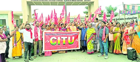 ‘మధ్యాహ్న’ కార్మికుల ధర్నా