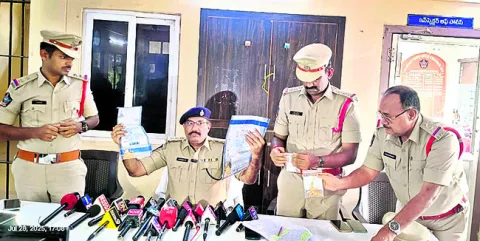 ప్రైవేట్‌ బ్యాంక్‌లో దొంగలు!