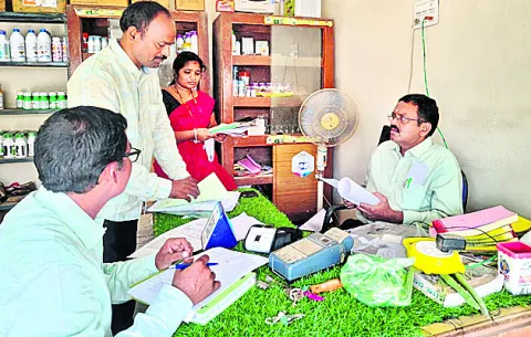 18.8 మెట్రిక్‌ టన్నుల ఎరువుల సీజ్‌