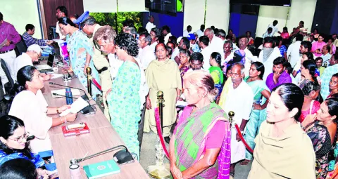 ఫిర్యాదులు పెండింగ్‌ ఉండొద్దు..