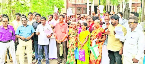 మాజీ సైనికుల కుటుంబాల నిరసన