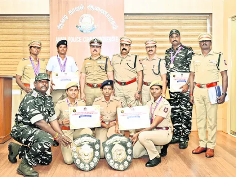 తుపాకీ షూటింగ్‌లో పోలీసులకు పతకాలు 