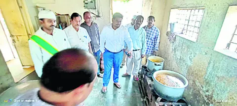హాస్టళ్లలో ఆకస్మిక తనిఖీలు 