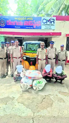 గంజాయి వ్యాపారులపై పోలీసుల దాడి 