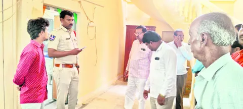 ప్రభుత్వ కార్యాలయంలో దొంగలు పడ్డారు 