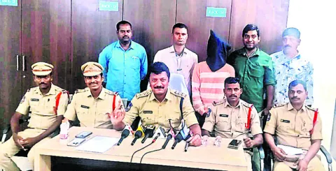 అక్కడ తప్పించుకున్నాడు.. ఇక్కడ చిక్కాడు