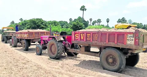 ఇందిరమ్మ ఇళ్లకు ఇసుక తరలింపు 