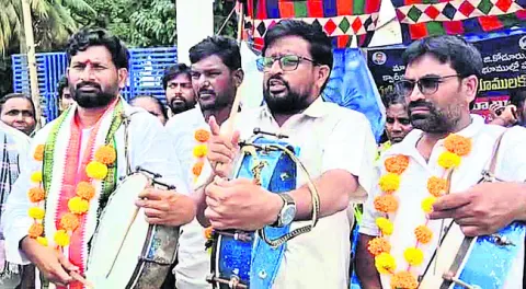 స్పీకర్‌ జోక్యం చేసుకోవాలని డప్పులతో నిరసన 