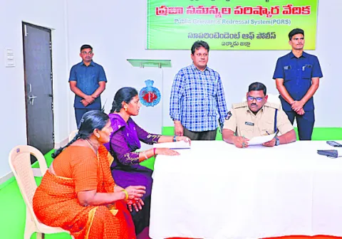 రూ.2కోట్లతో చిట్టీ నిర్వాహకులు పరారీ 
