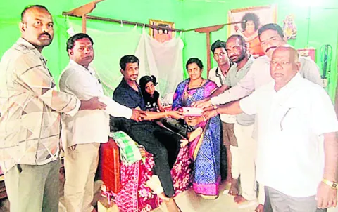 పూర్వ విద్యార్థుల ఔదార్యం 