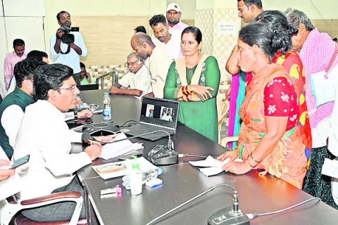 పీజీఆర్‌ఎస్‌కు ప్రత్యేక ప్రాధాన్యత ఇవ్వండి 