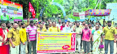 ఉచిత బస్సు ప్రయాణంతో ఆటో డ్రైవర్లకు నష్టం